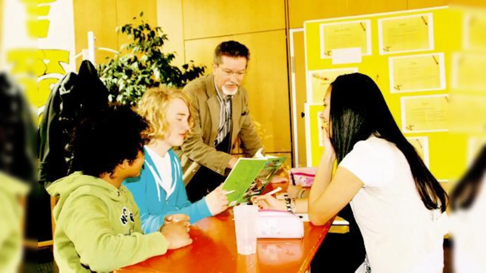 Die Schüler der Josef-Breher-Hauptschule hoffen gemeinsam mit Schulleiter Werner Mitterreiter, dass bald der Mittlere Bildungsweg im neuen »9+2«-Modell an ihrer Schule möglich wird.	 (Foto: hol)