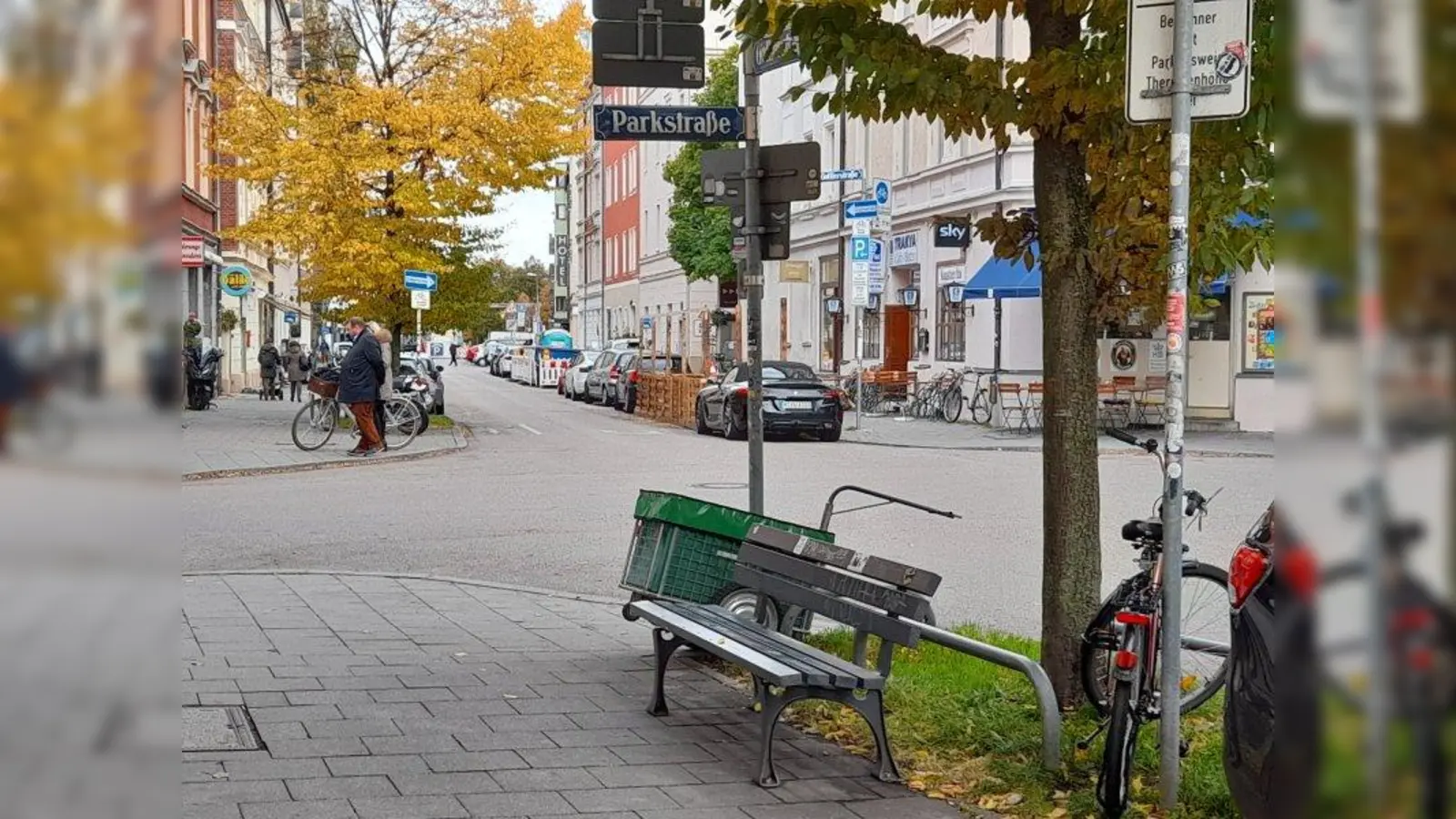 Dass es rund um die Bank an der Ecke Gollier-/ Parkstraße gerade sauber ist, läge nach Auskunft der Nachbarn an den Anwohnern, die hier regelmäßig selbst aufräumen. (Foto: kö)