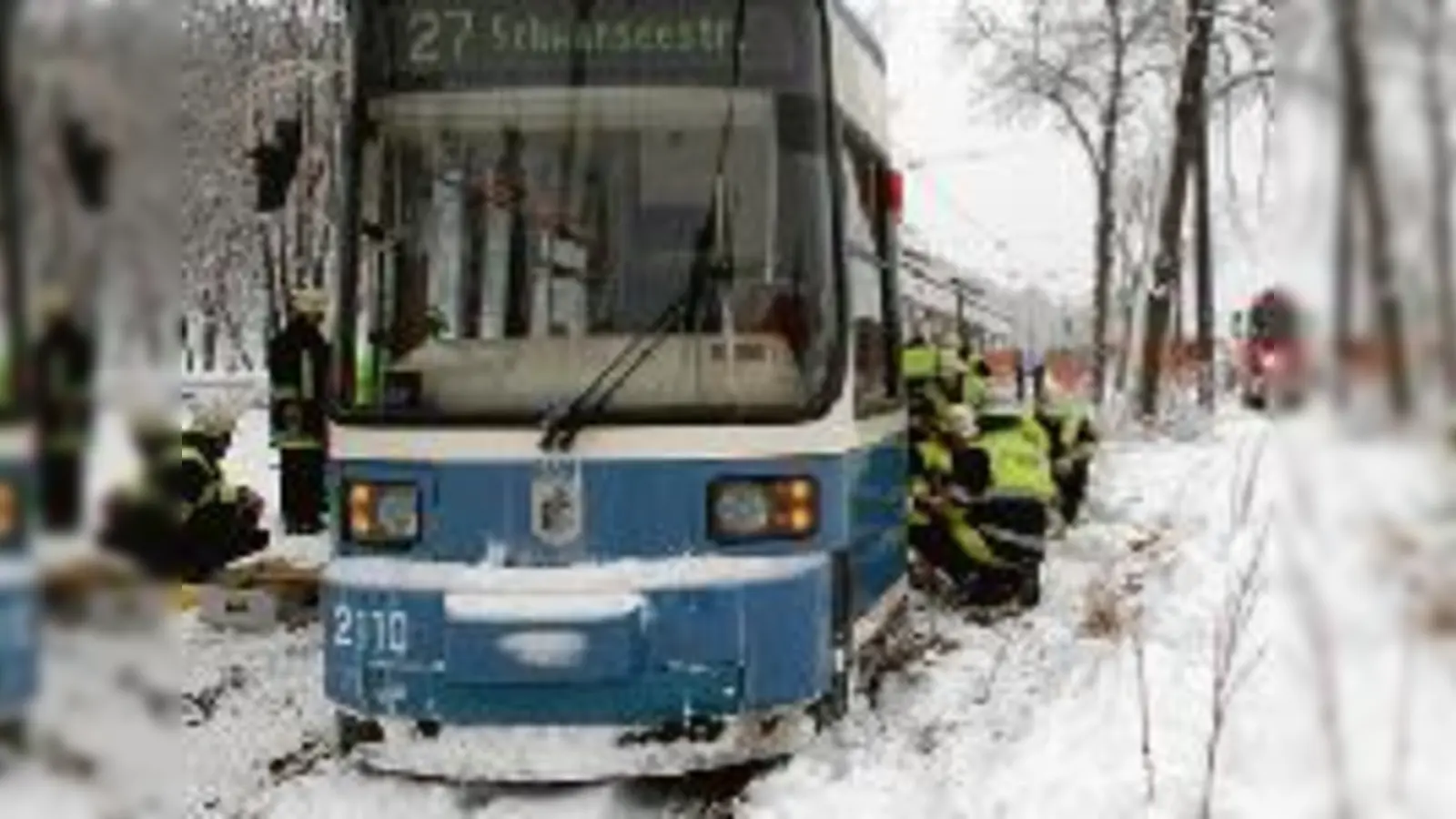 Mit vereinten Kräften versuchte die Feuerwehr die Tram zurück ins Gleis zu befördern.  (Foto: Feuerwehr)