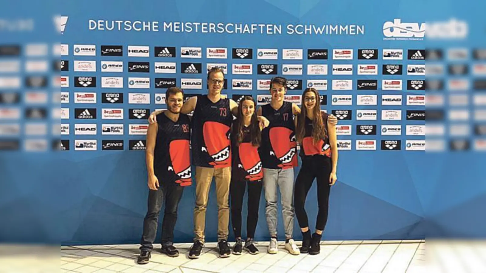 Trainer Pierre Martin mit seinen vier Schützlingen der Riemerlinger Haie in Berlin.	 (Foto: Privat)