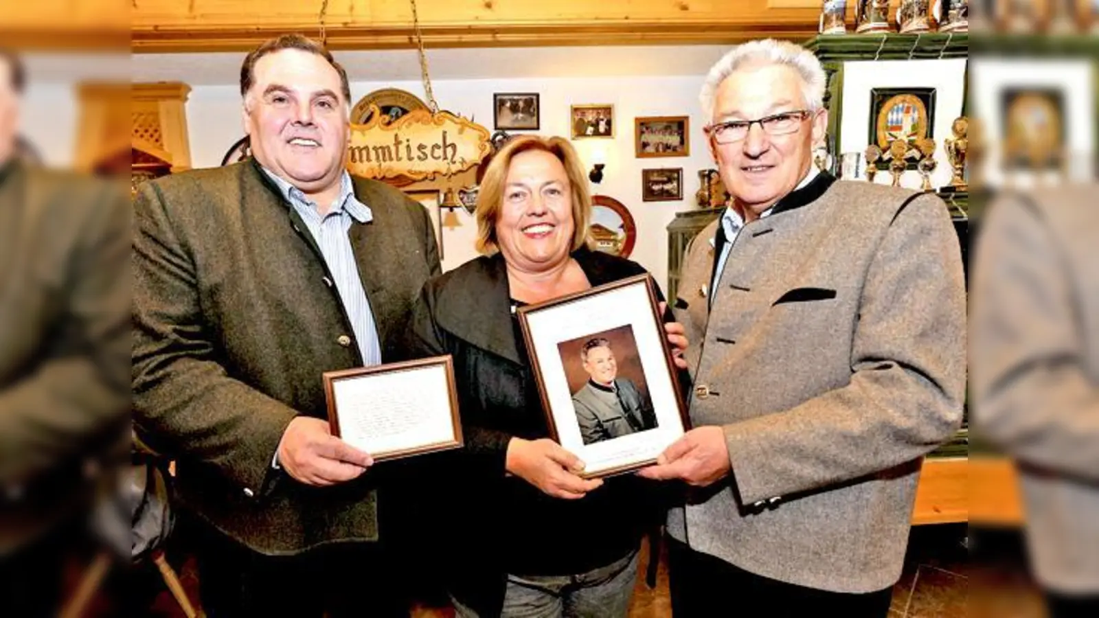 Würdigten das Engagement von Walter Gigl (r.) für das Schützenheim: Valentin Portenlänger und Bürgermeisterin Barbara Bogner (v. l.)	 (Foto: Schunk)