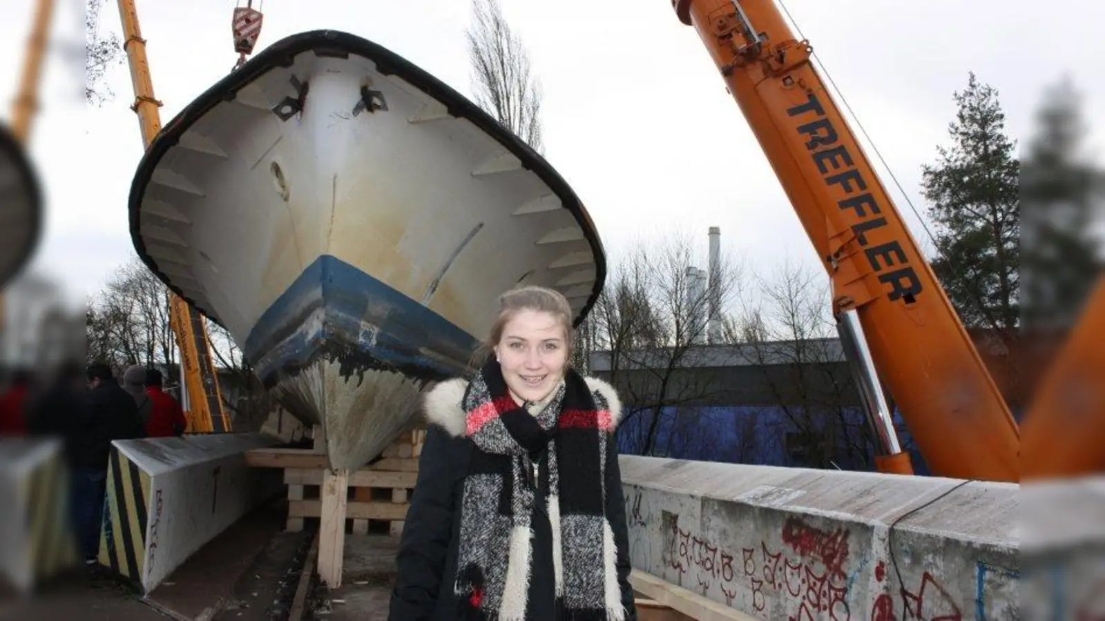 In ihrem Redaktionspraktikum begleitete Sophia Schnauder den spektakulären Aufbau des Ammerseeschiffs MS Utting auf der Sendlinger „Schiffsbrücke”. (Foto: job)