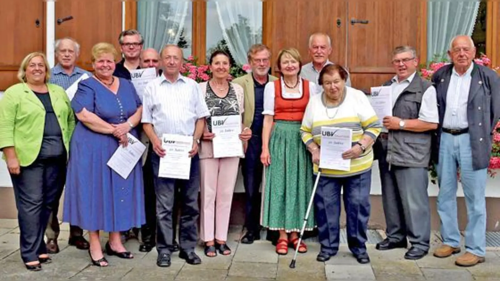 Barbara Bogner (l.) und Johann Trischberger (3. v. l.) begrüßten Gründungsmitglieder:   (Foto: Kohnke)