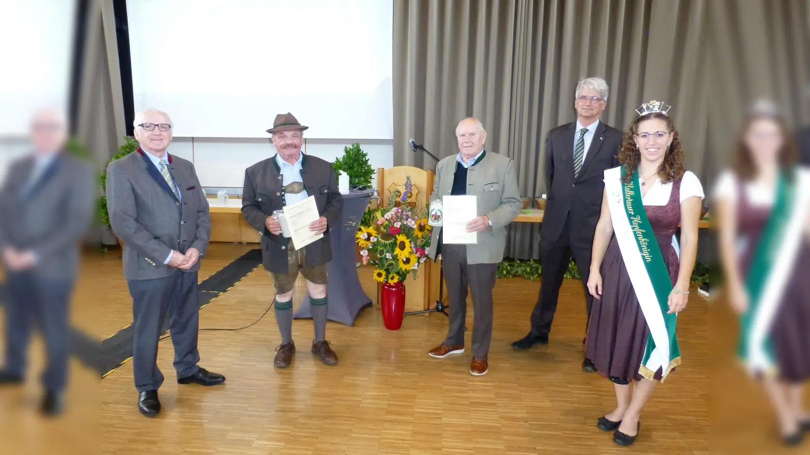 Stolz über seinen weiteren Landkreissieg 2020 nahm Landwirt Helmut Stocker (Zweiter von links) aus Landsham den Ehrenpreis und Urkunde des Gerstenanbauverbandes Moosburg entgegen. (Foto: Georg Rittler)