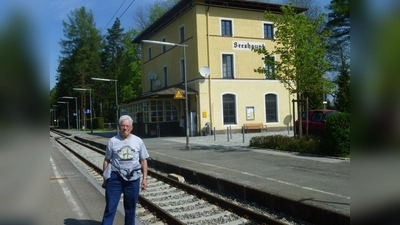 Stephen Nasser am Bahnhof in Seeshaupt, der Endstation des Todeszugs aus dem KZ Mühldorf. Hier wurde er als 14-Jähriger von den Amerikanern befreit. (Foto: Stephen Nasser)