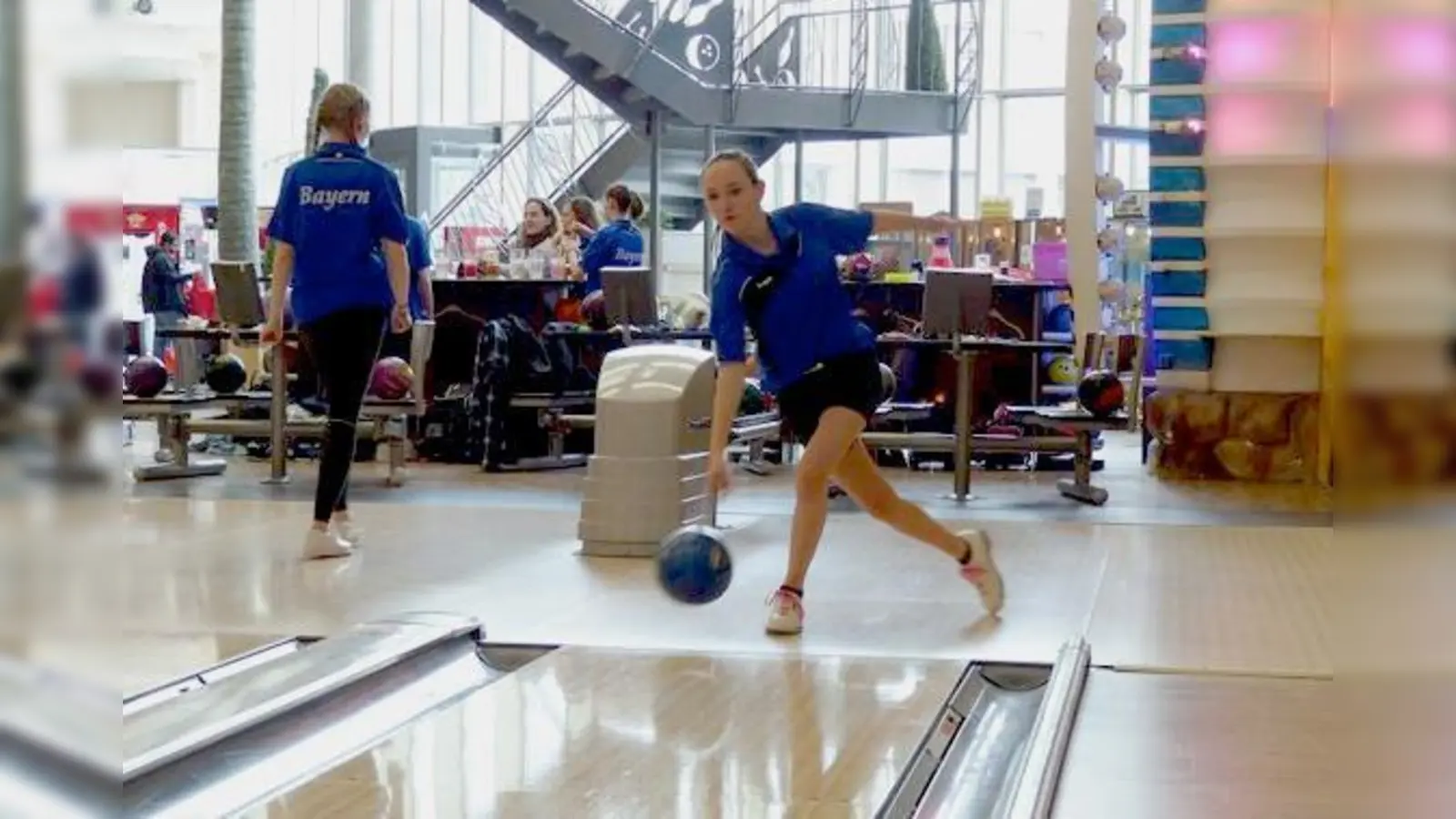In der A-Jugend ist Carolin Schulz mit ihrer Zwillingsschwester Valerie jetzt bayerische Doppelmeisterin geworden  ein Beleg für die nachhaltige Jugendarbeit der Bowler.	 (Foto: MKV)