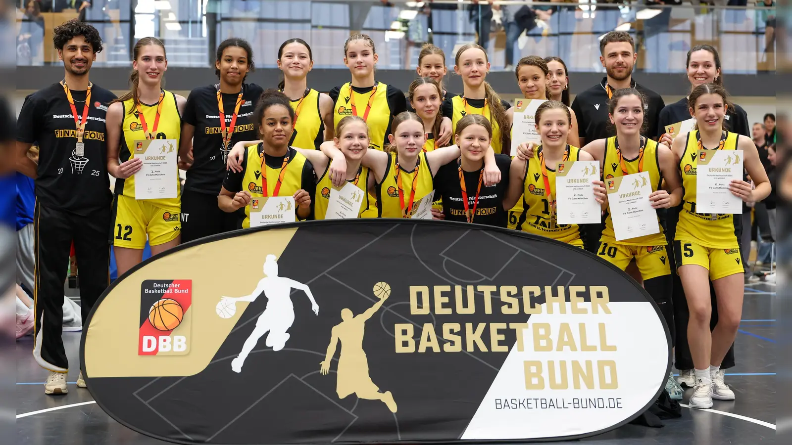 Großes geleistet: die Jahn-Mädchen mit ihren Silbermedaillen und ihren Urkunden. (Foto: Wolfgang Eberle)