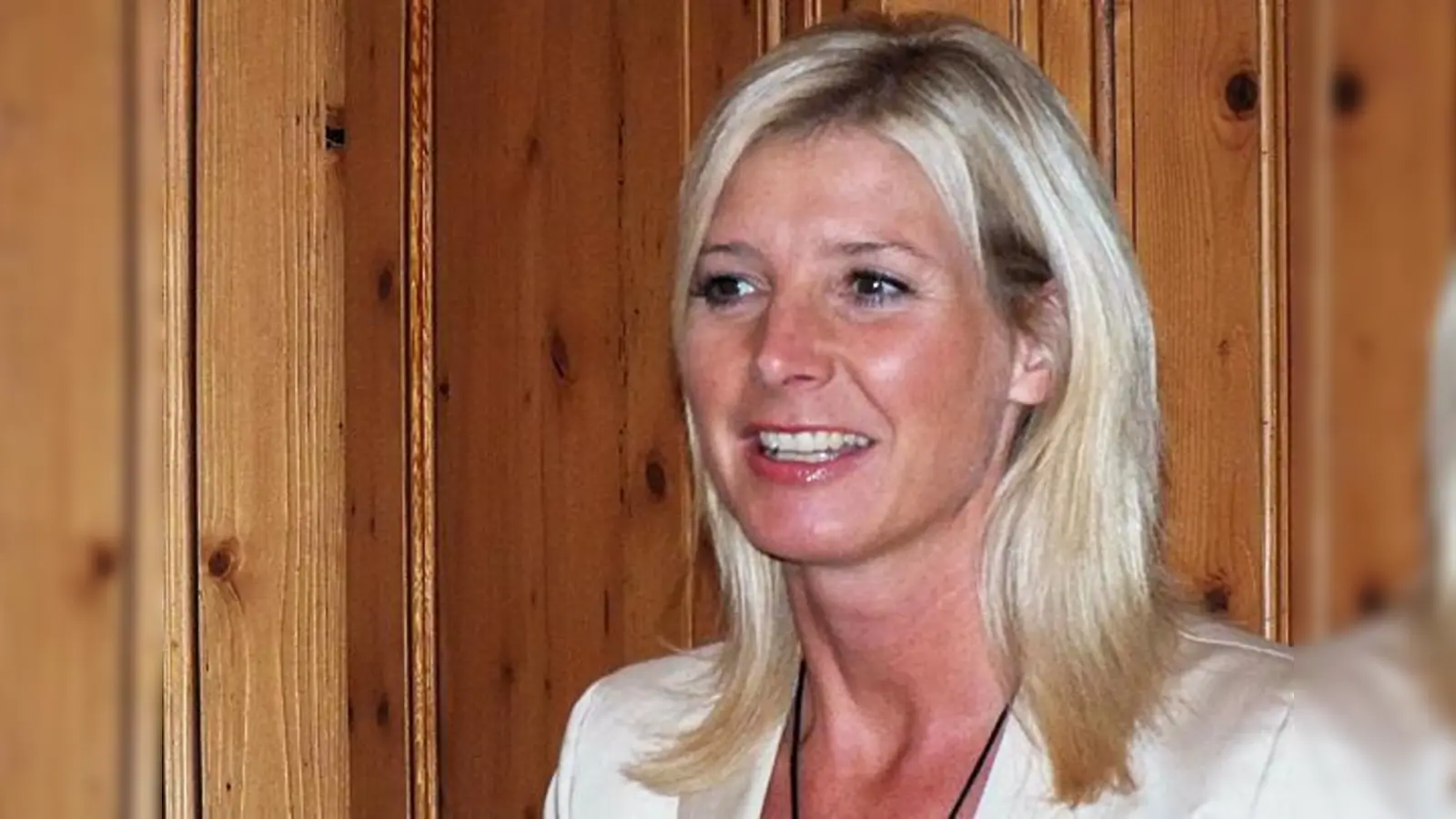 Als das Omnibusunternehmen Scharf im Jahr 2013 Jubiläum feierte kam auch der spätere Konkurrent zum Gratulieren: Jakob Schwimmer, damals noch MdL, mit der designierten Umweltministerin.  (Foto: Klaus Kuhn)