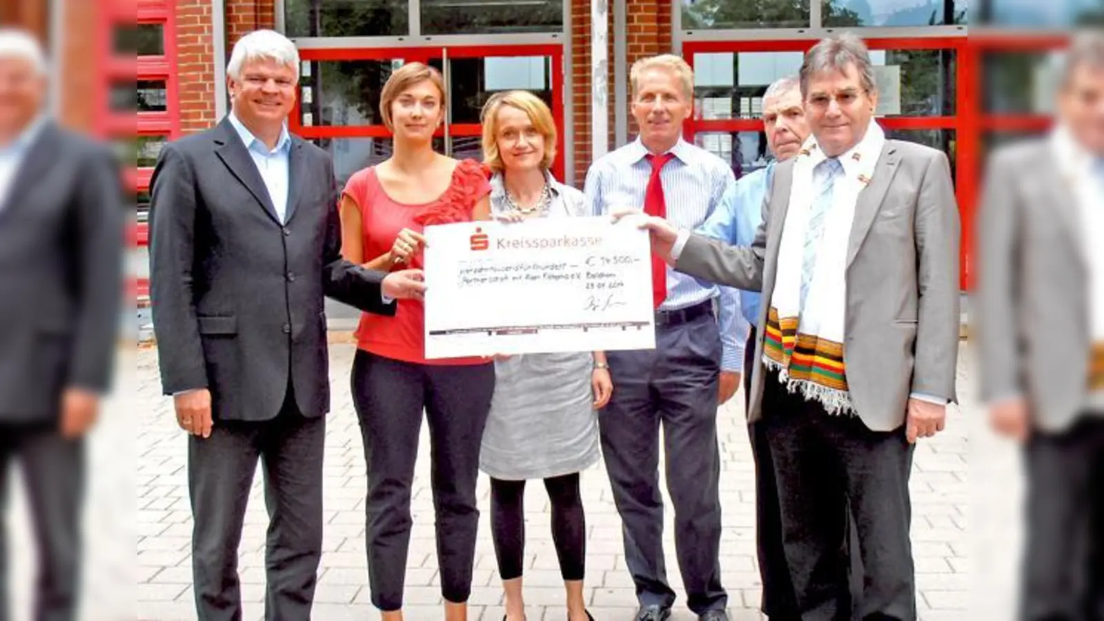 Scheckübergabe am Humboldt-Gymnasium: (v. l.) OStD Rüdiger Modell, StRin Steffi Wiedenmann, Schulpfarrerin Elke Schnabel, Bürgermeister Günther Lenz, Kassier Erich Mack und Altbürgermeister Peter Dingler.	 (Foto: Friederike Rappel)