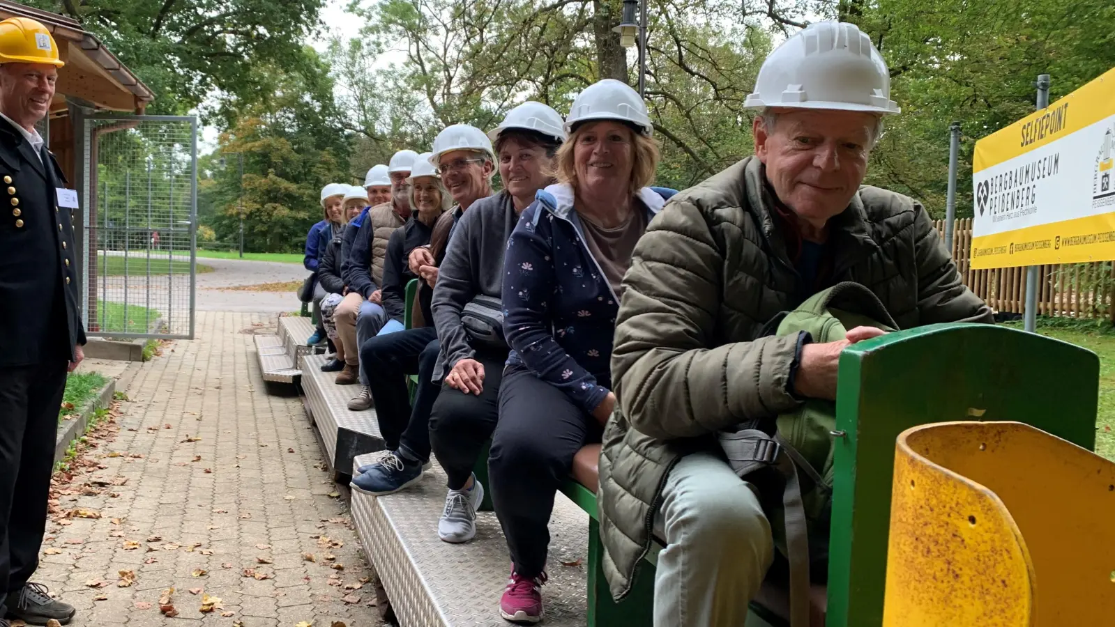 Die kommunalen Seniorenbeauftragten des Landkreises Weilheim-Schongau zu Besuch im historischen Bergwerksstollen in Peißenberg. (Foto: Landratsamt)