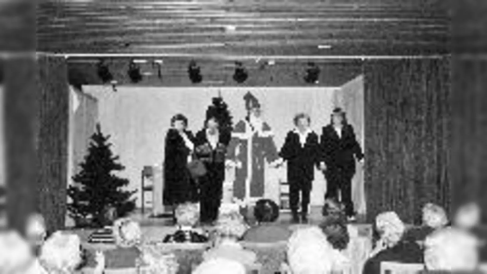 Das ASZ-Ensemble auf der Bühne.	 (Foto: ASZ)