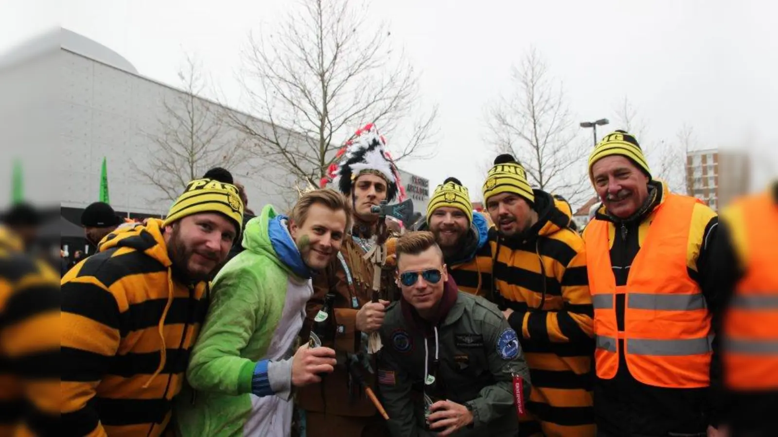 Pasinger Faschingsgaudi: Die (Fußball-) Sportfreunde 03 Pasing kamen mit zehn Freiwilligen und richteten einen Bier- und Grillstand aus. „Ist bei uns gute Tradition, wir kommen immer her!“ (Foto: us)