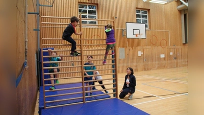 Auch Klettern will glernt sien: Maike Trui (r.) gibt den Schülern kleine Tipps. (Foto: bb)