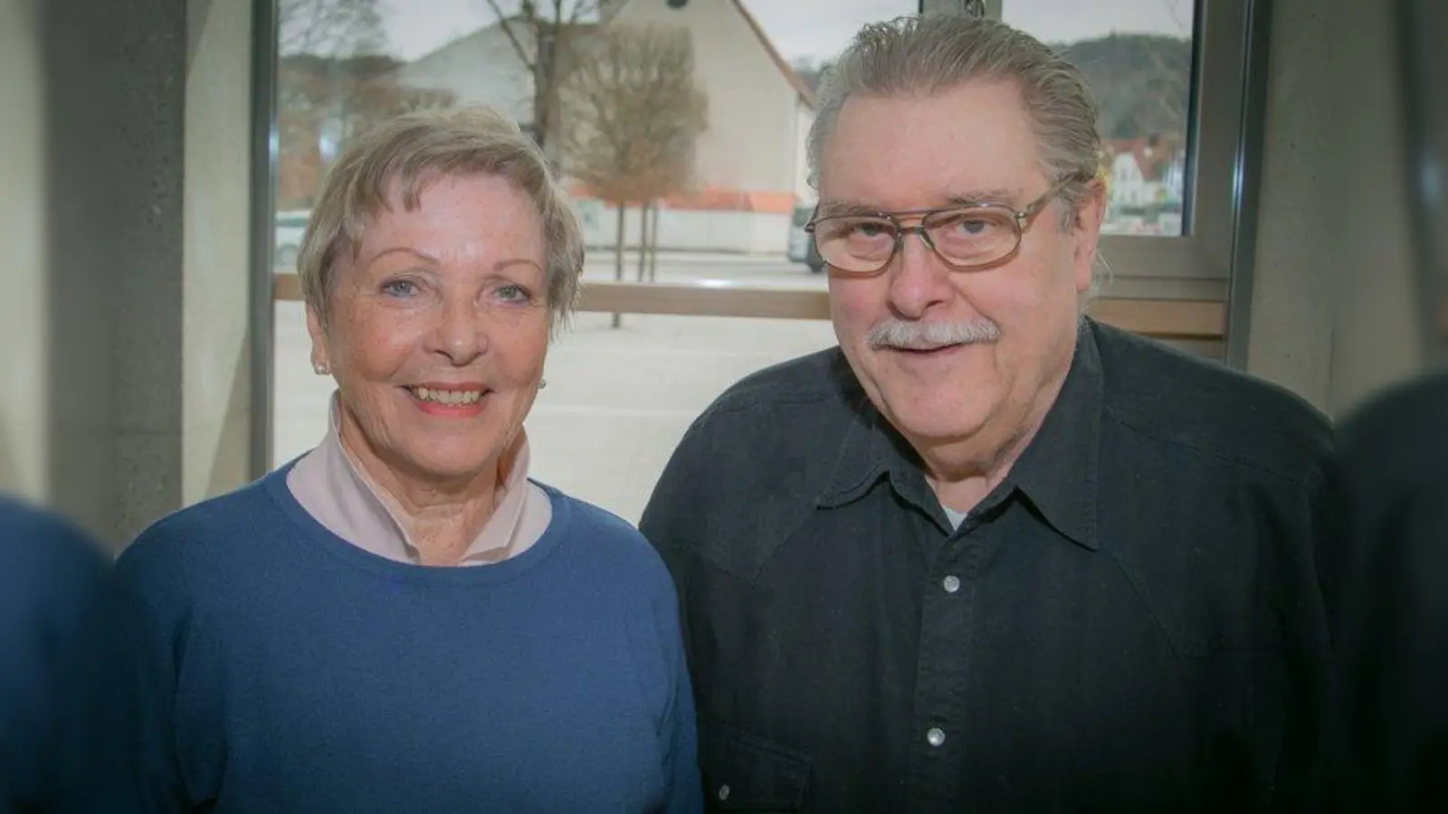 Im Herrschinger Seniorenbeirat dreht sich das Personalkarussell: Mia Schmidt wurde zur neuen Vorsitzenden gewählt. Zur Seite steht ihr Burkhard Siewert, der weiterhin zweiter Beiratsvorstand bleibt. Der Wechsel an der Spitze wurde aufgrund von personellen Änderungen nötig.<br><br>Neben der Neubestimmung des Vorstandgremiums, beschloss der Seniorenbeirat auch die aktuelle Satzung in Kürze zu ändern. Unter anderem möchte die Herrschinger Seniorenvertretung, dass die Amtszeit der Beiräte verkürzt wird.<br><br>Kürzere Amtszeiten sollen helfen Mitglieder innerhalb eines kurzen Zeitraumes mit ihren Aufgaben vertraut zu machen und ihnen die Entscheidung erleichtern, ob sie sich eine Gremiumsarbeit auch für mehrere Jahre vorstellen können.<br>v.l.: Die neue Vorsitzende Mia Schmidt freut sich zusammen mit ihrem Stellvertreter, Burkhard Siewert, in Zukunft die Interessen der Herrschinger Senioren vertreten zu können. (Foto: Gemeinde Herrsching)