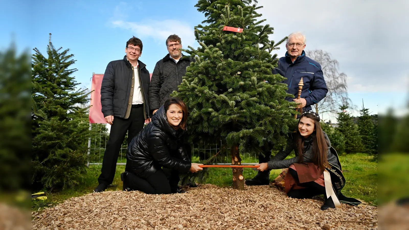 Ministerin Michaela Kaniber mit Christbaumkönigin Andrea Meier (vorne) mit Bürgermeister Franz Obesser, Landrat Stefan Löwl und der Vorsitzender der Bayerischen Christbaumbauern Thomas Emslander (v. l.) .  (Foto: Judith Schmidbauer/StMELF)