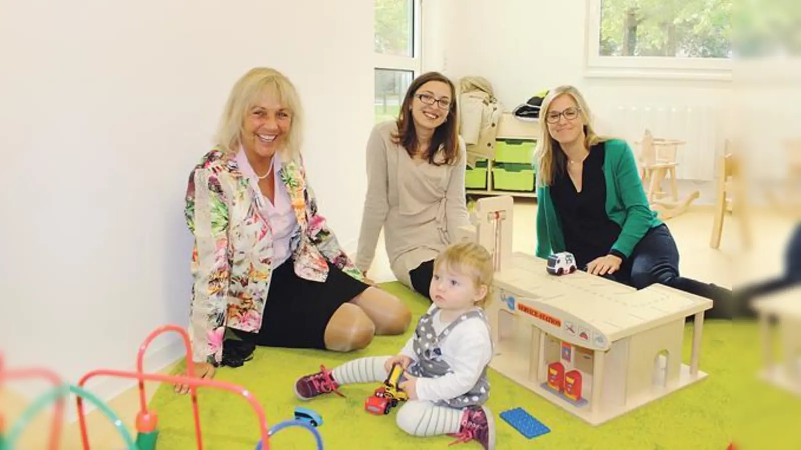 1. Bürgermeisterin Gabriele Müller, Nurdan Durak, Leiterin der Kinder- tagesstätte, und Susanne Hehnen, Sachgebietsleiterin Kindertagesstät- ten und Soziales (v.l.).	 (Foto: Gemeinde Haar)