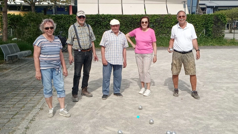 Die Spielerinnen und Spieler der Boulegruppe treffen sich regelmäßig auf dem Platz vor der Stadthalle. (Foto: Boulegruppe)