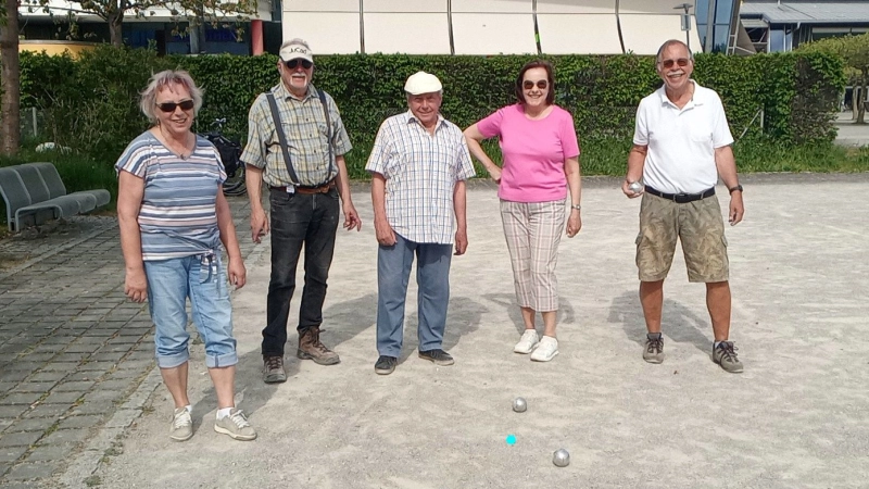 Die Spielerinnen und Spieler der Boulegruppe treffen sich regelmäßig auf dem Platz vor der Stadthalle. (Foto: Boulegruppe)