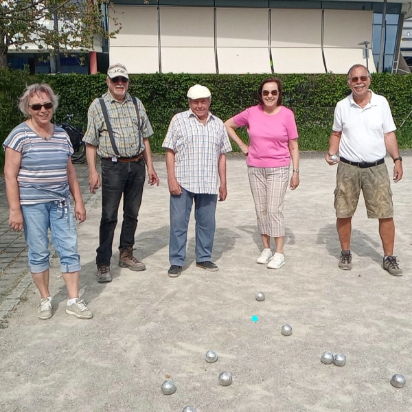 Die Spielerinnen und Spieler der Boulegruppe treffen sich regelmäßig auf dem Platz vor der Stadthalle. (Foto: Boulegruppe)