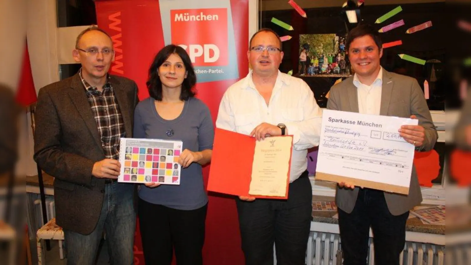 SPD-Vorsitzender Markus Lutz übergab den Bürgerpreis an Personalvorstand Jürgen Filser. Die Stadträte Anne Hübner und Horst Lischka (alle von rechts) gratulierten. (Foto: job)
