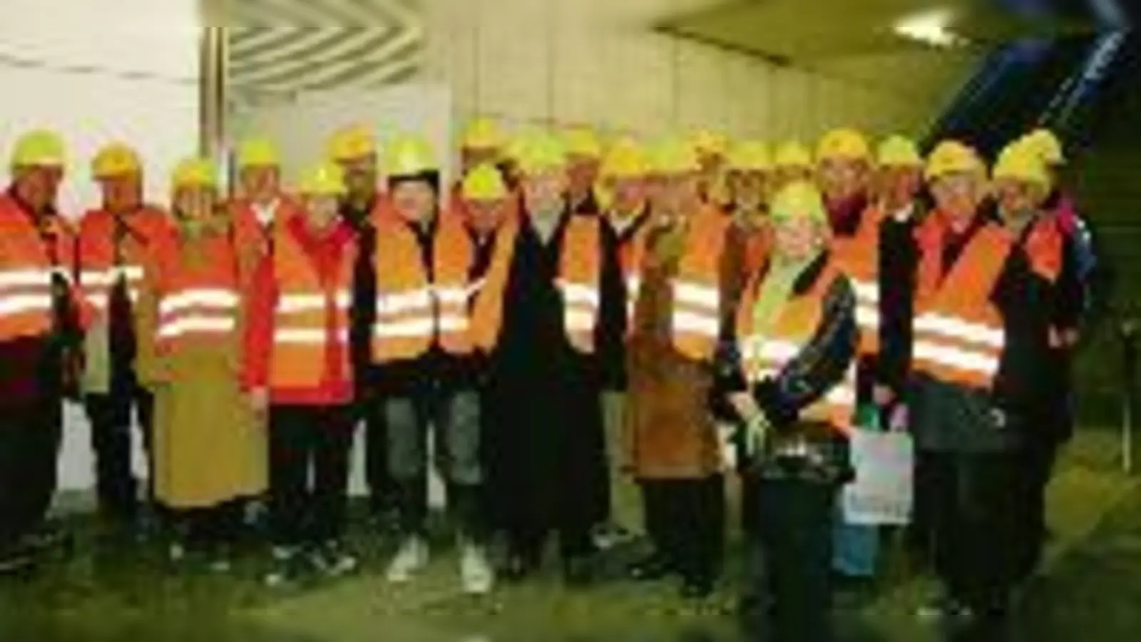 Mit Helm und Warnweste marschierte die Gruppe durch den Tunnel am Mittleren Ring Ost. Markus Heinol vom Baureferat erklärte die Arbeiten am Tunnel, der im zweiten Quartal 2009 fertig sein  (soll.Foto: ak)