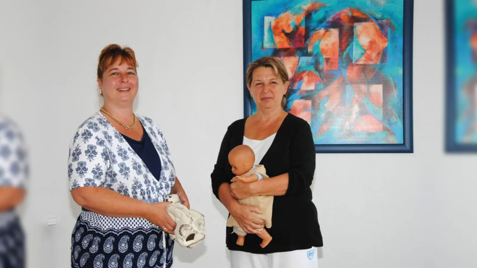 Die Hebammen Monika Tiedtke und Ema Capkova (rechts) sind mit ganzem Herzen in ihrem Beruf tätig. (Foto: Eva Schraft)