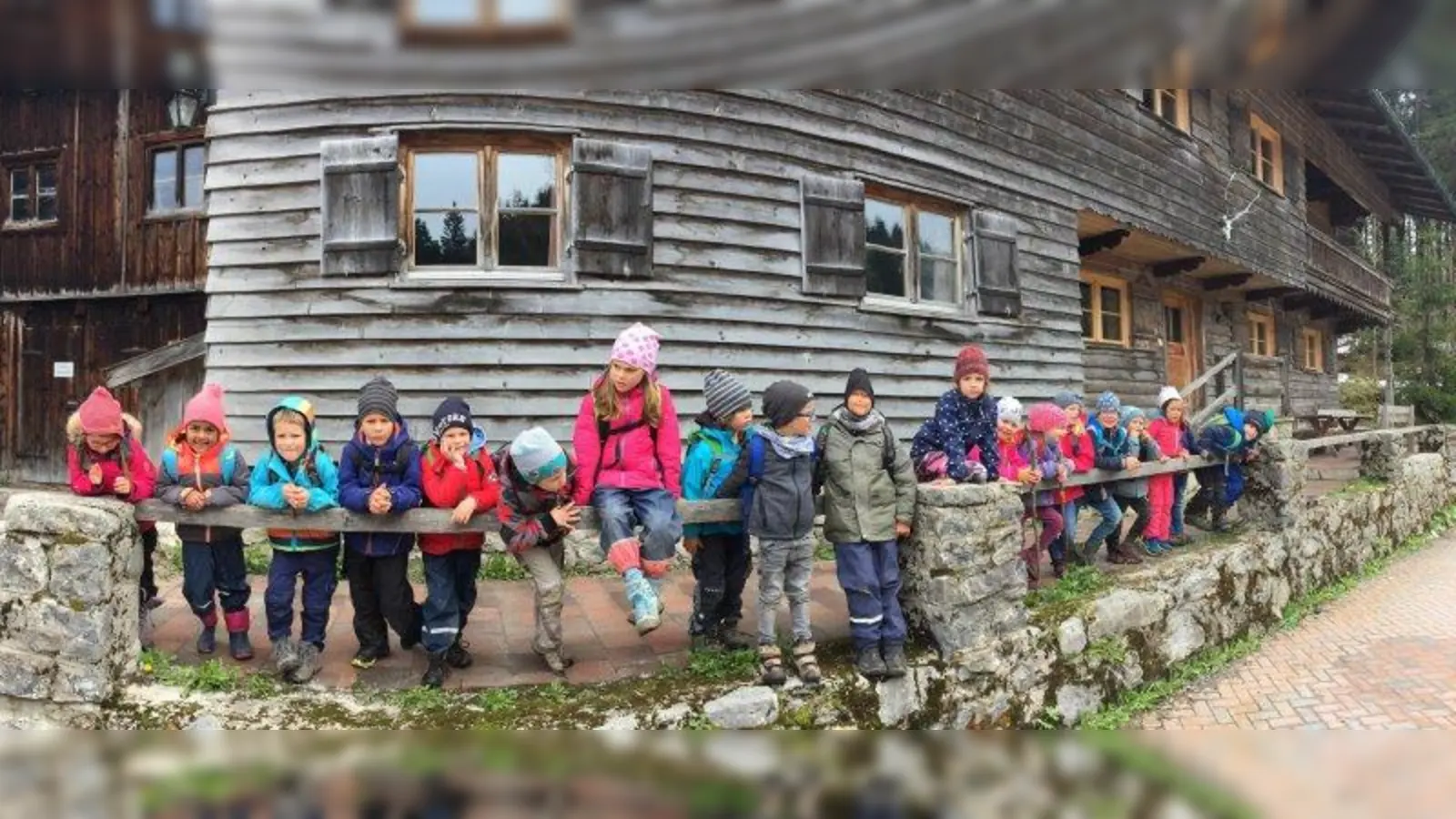 Die Gruppe am Ziel. Vor der Albert-Link-Hütte posieren sie fürs Fotoalbum. (Foto: Montessori Kinderhaus)