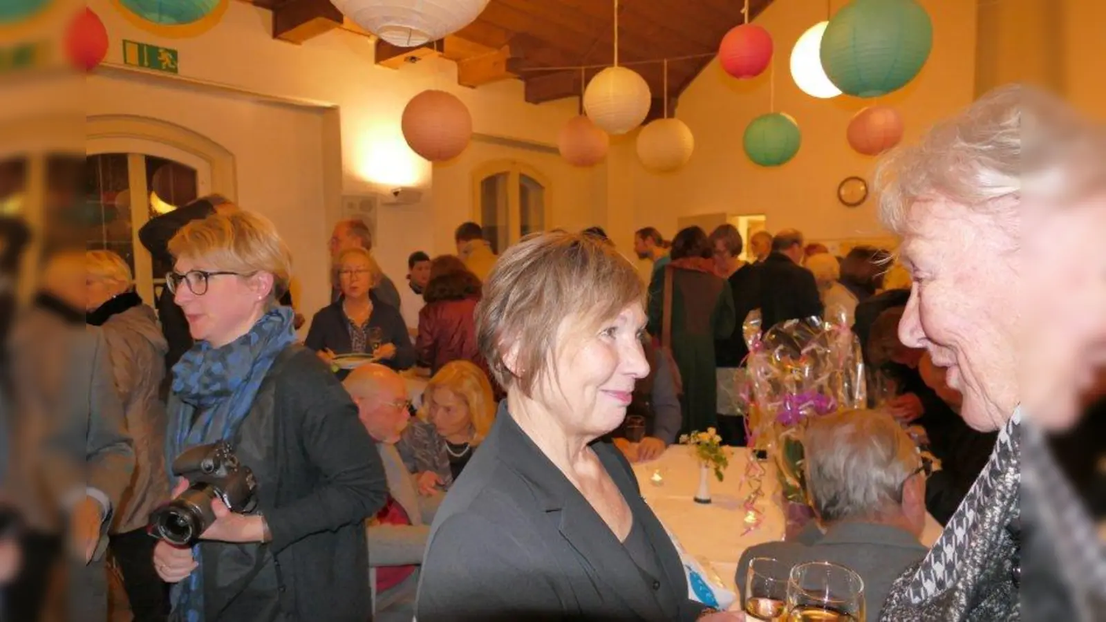 Iris Geyer (Mitte) wechselte beim Empfang im Gemeindesaal mit allen Gästen persönliche Worte. (Foto: ds)