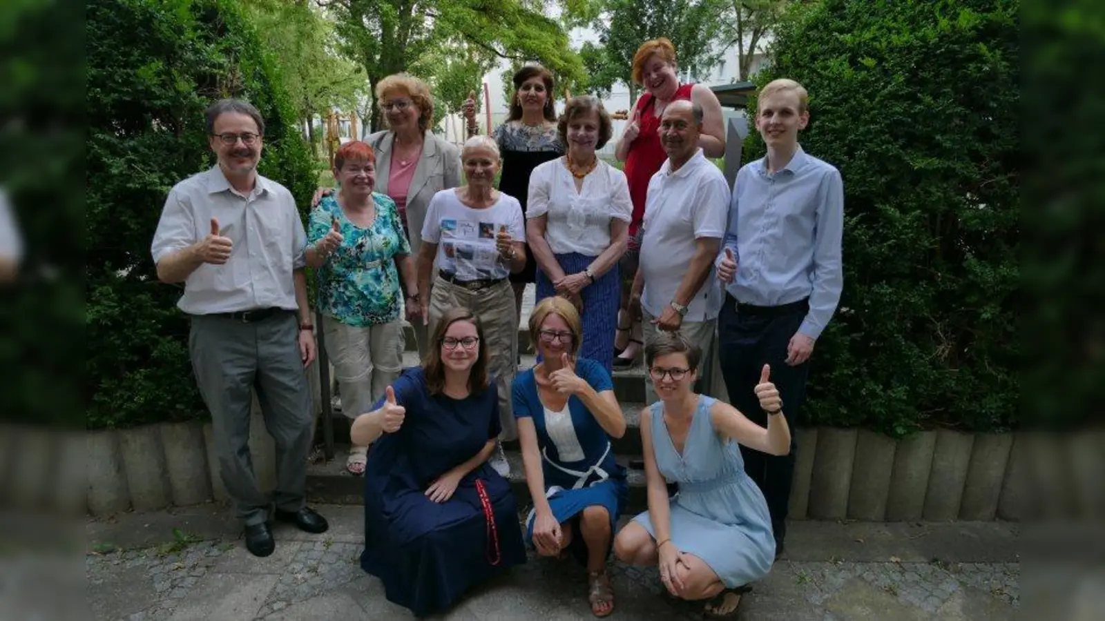 Sie alle bringen Leben ins ASZ (hintere Reihe, v.l.): Gabriele Habermann (Formularhilfe), Seham Ahmed (Nähwerkstatt), Susanna Kopp (Lachyoga). Mittlere Reihe, v.l.: Diakon Thomas Michall (Glaubensgespräche), Heidi Sorgalla (Cafeteria), Rose Marie Heidrich (Gymnastik), Waltraud Spakler (Deutschkurs), Yousoufzai Headayathulla (Feste, Garten), Vincent Rost (Schach). Vorne v.l.: Vera Harazim, Melanie Ritter, Laura Jesgarz (Sozialpädagoginnen, ASZ-Team). (Foto: ds)