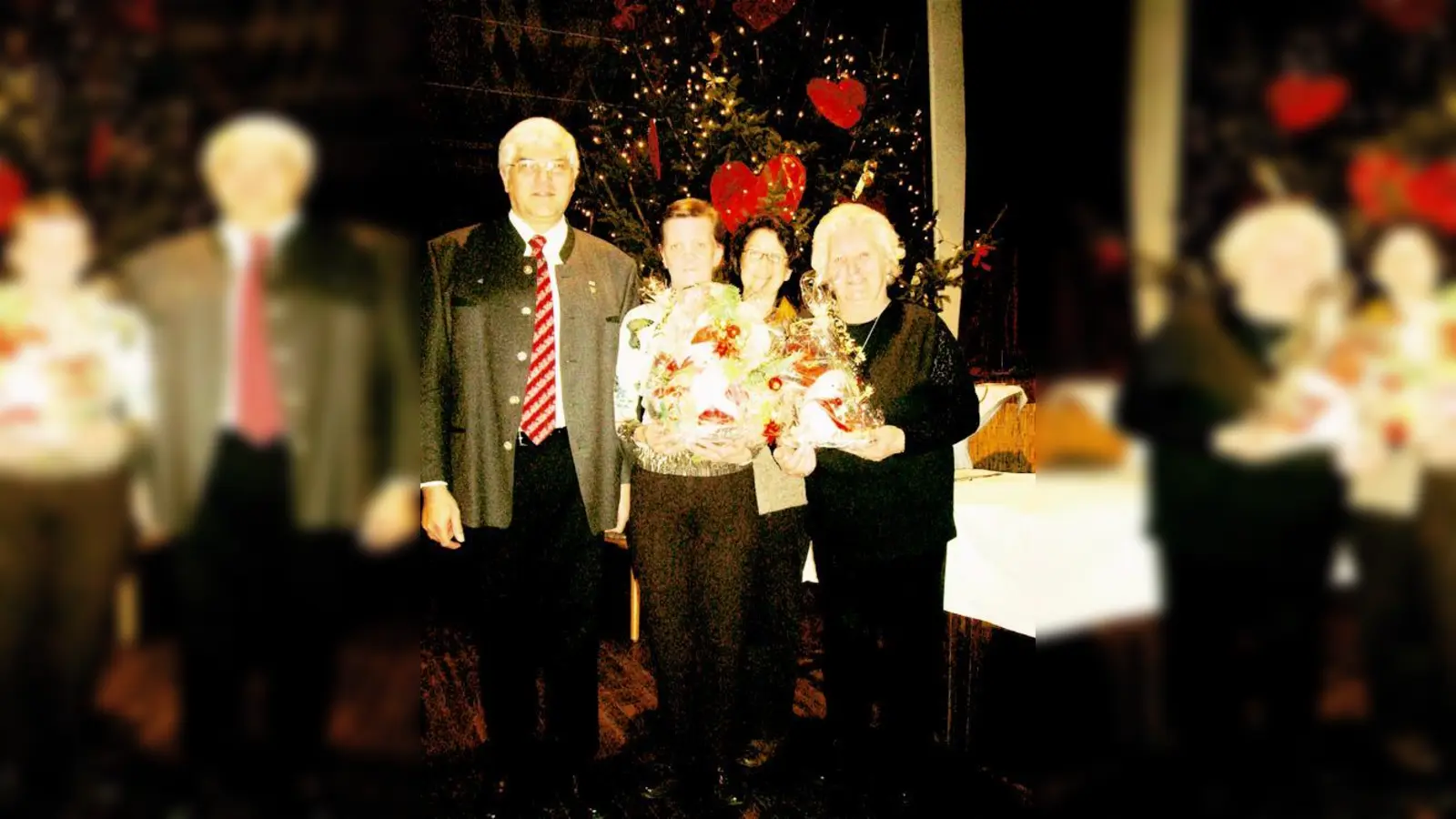 VdK Vorsitzender Walter Kratzl, Gabi Müller (mit Mutter, ganz rechts) und Sonja Heidenkamp bei der Ehrung (von links). 	 (Foto: Privat)