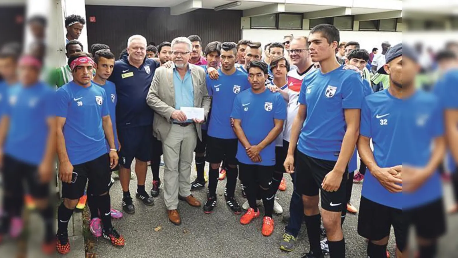 Begeisterte Flüchtlinge mit Bernd Klemm, Kurt  Damaschke und MdL Markus Rinderspacher.	 (Foto: SVN)