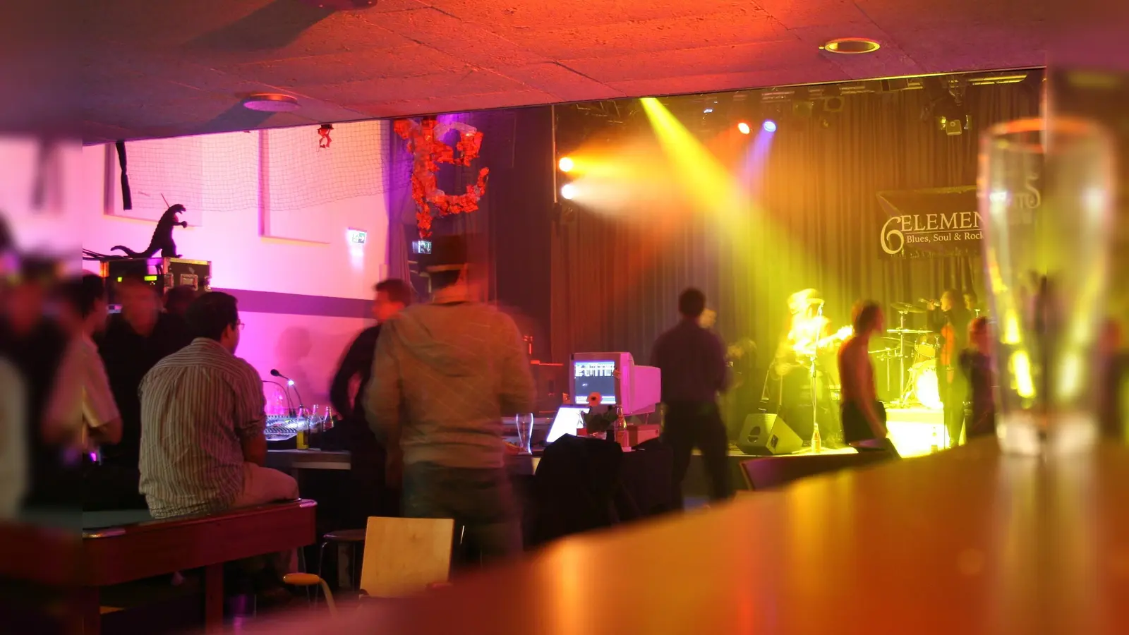 Unter dem Motto „Quax Come together” feiern Menschen mit und ohne Behinderungen zusammen in der großen Quax-Halle. (Foto: VA)