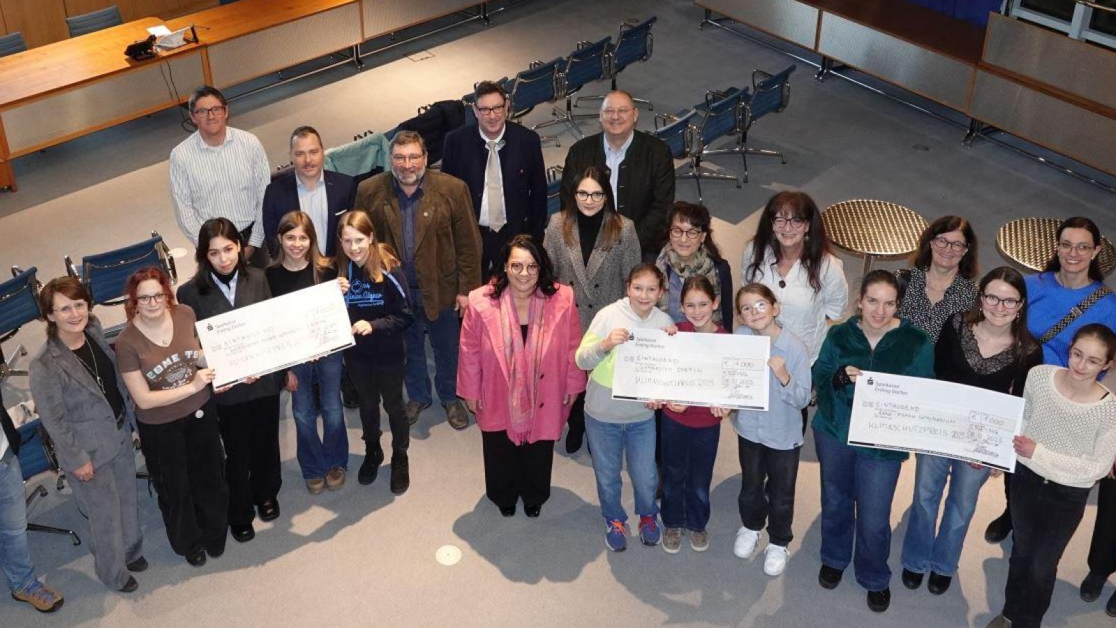 Klimaschutzpreis-2025-drei-Landkreisgymnasien-in-Erding-r-umen-ab