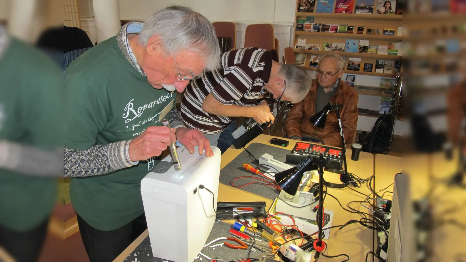 Ehrenamtliche reparieren Dinge, die viel zu schade zum Wegwerfen sind. (Foto: FEG)