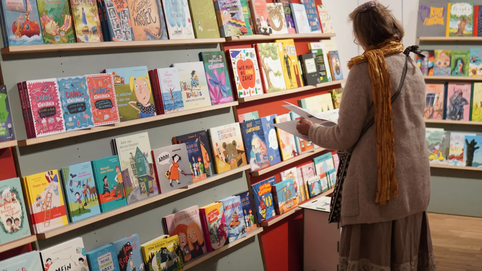 Die Auswahl an tollen Kinderbüchern ist bei der Münchner Bücherschau junior so groß, dass nicht nur Kinder ins Staunen kommen. (Foto: © Münchner Bücherschau junior.)