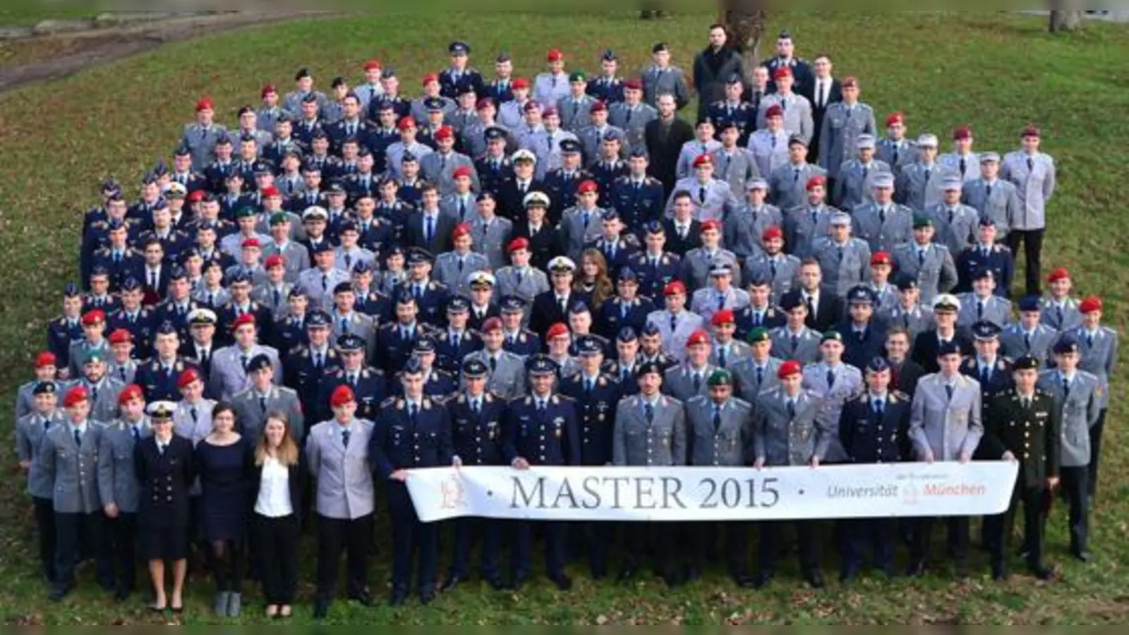 Über 200 Absolventen feierten mit ihren Angehörigen, militärischen Vorgesetzten und akademischen Lehrern ihren Masterabschluss.	 (Foto: Uni BW)