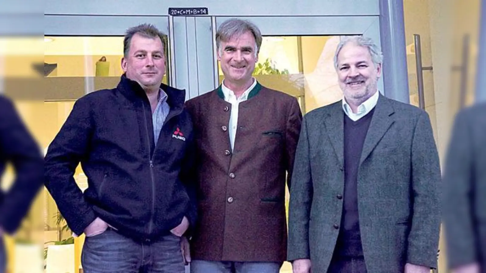 Der frisch gebackene Holzkirchner Bürgermeister Olaf von Löwis (Bildmitte) mit Stefan Schmid und Albert Kraml vor dem Rathauseingang.	 (Foto: hw)