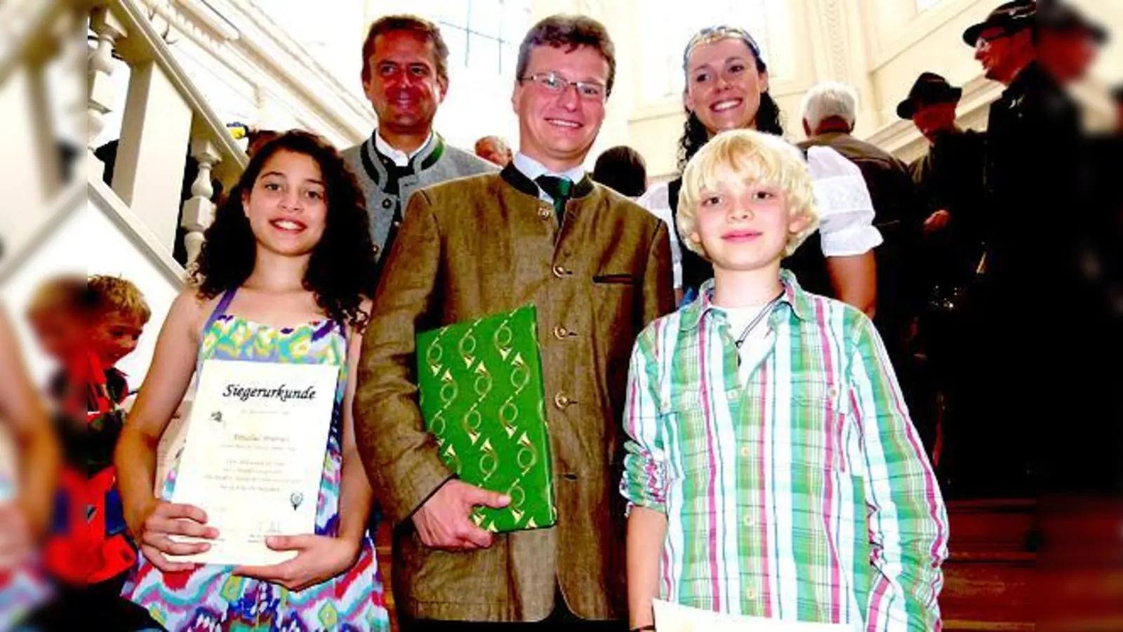 Die Sieger aus Erding Annalua Brunner und Moritz Stienen  mit dem Erdinger Kreisvorsitzenden Thomas Schreder (hi.li.), Staatssekretär Bernd Sibler und der Jagdkönigin Marion Lenz im Deutschen Jagd- und Fischereimuseum. 	 (Foto: VA)