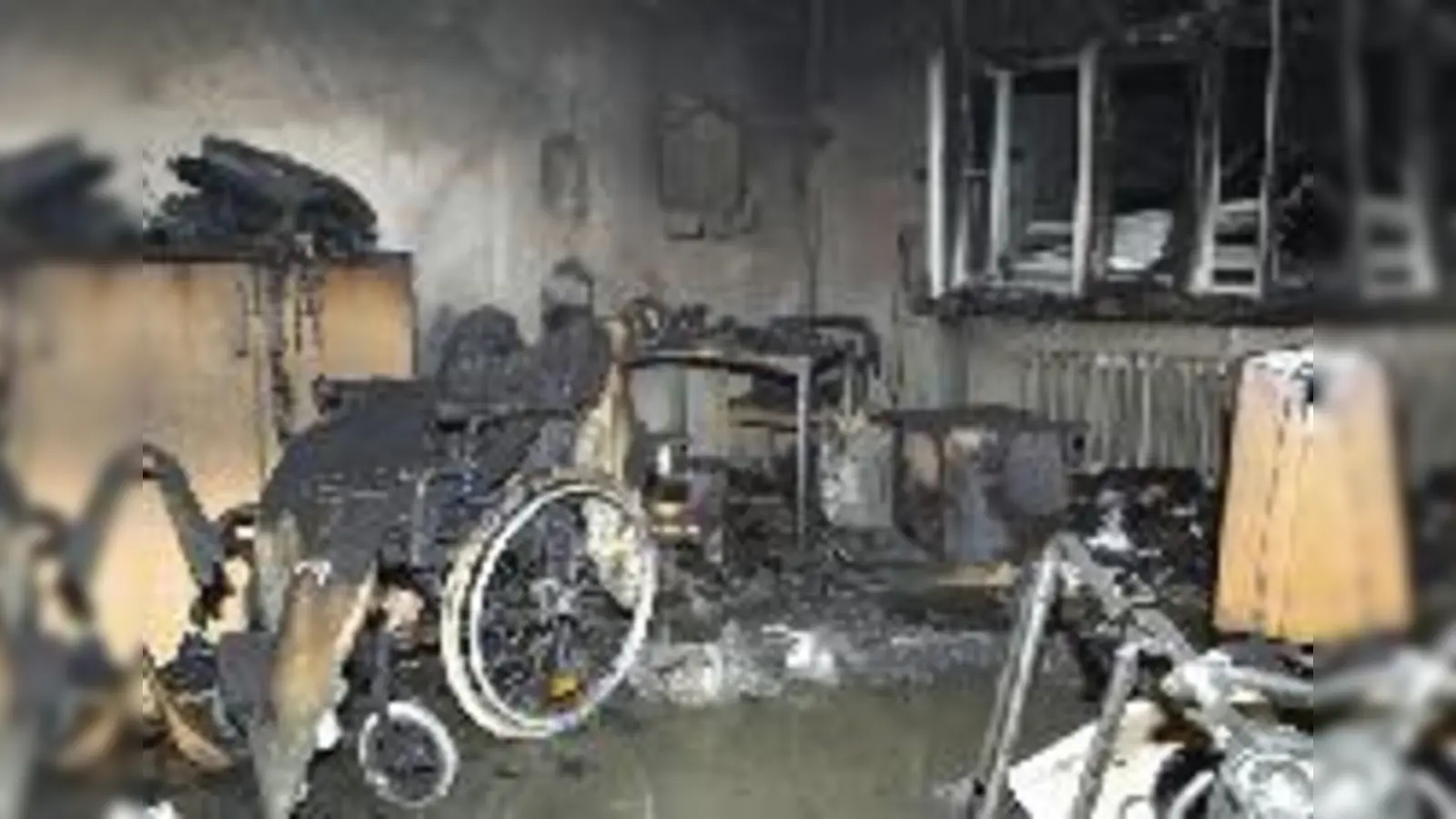 Das verheerende Feuer hat das Zimmer völlig zerstört. (Foto: Feuerwehr)