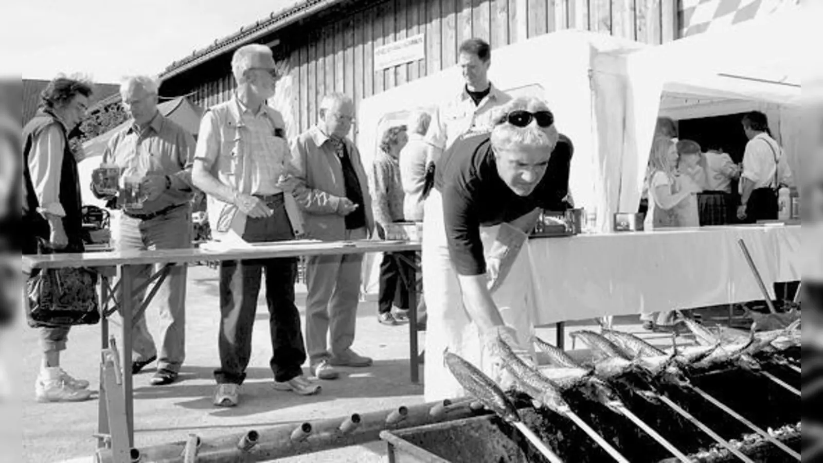 Mit frisch gegrilltem Steckerlfisch wird in Riem der Beginn des Wonnemonats gefeiert.	 (Foto: VA)