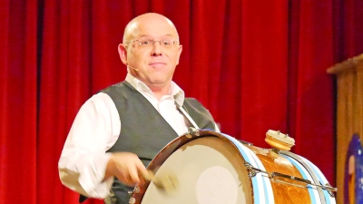 Die Ehre des Anzapfens übernimmt dieses Jahr Jürgen Kirner.  (Foto: Couplet AG)