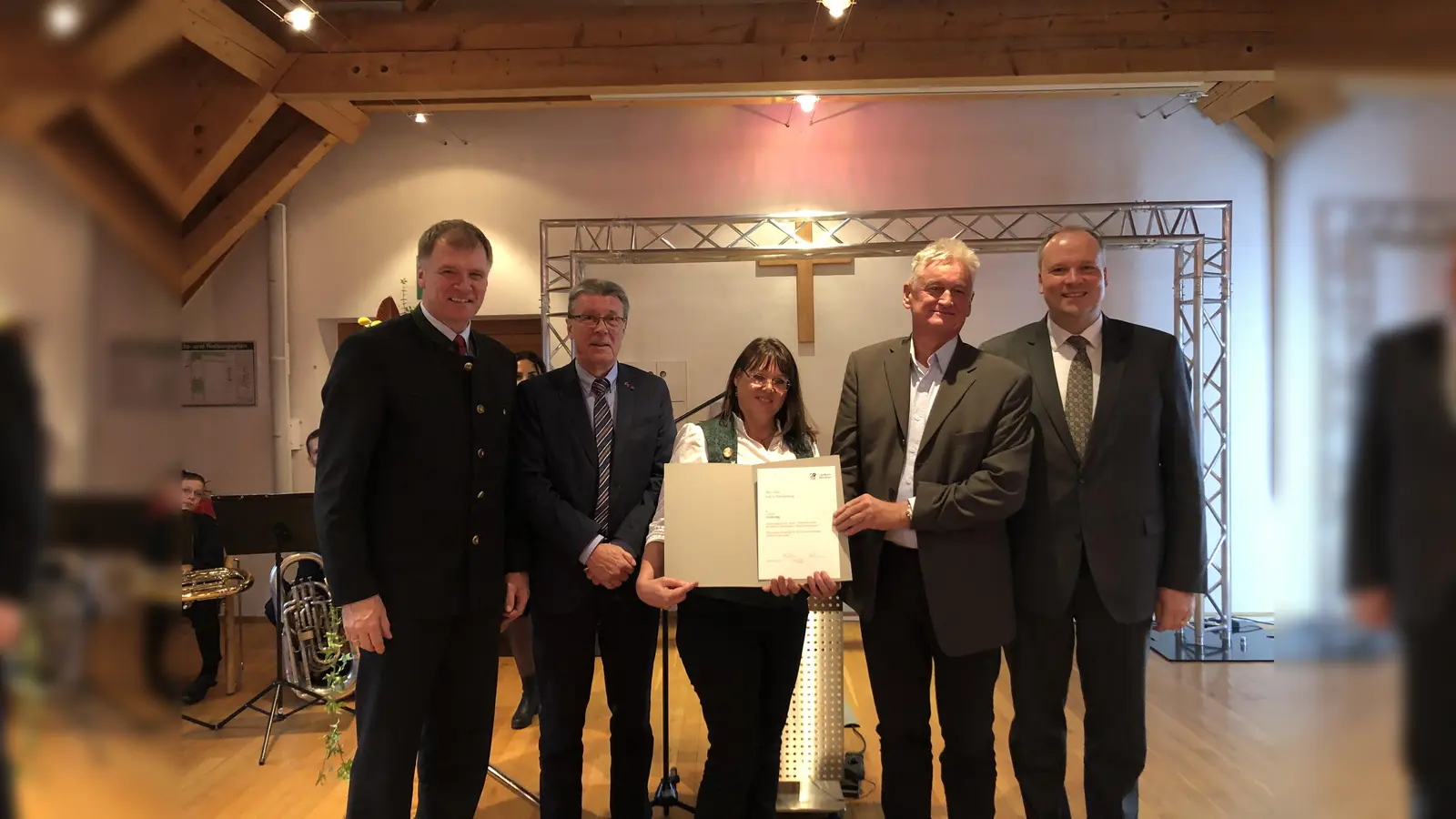 Wurden von Landrat Christoph Göbel (r.) ausgezeichnet: Oberhachings Bürgermeister Stefan Schelle, Jürgen Hoerner (Vors. d. Alzheimergesellschaft Landkreis München), Sabine Mühlbauer (NbH Oberhaching) und Günther Henhammer (Gem. Oberhaching). (Foto: he)