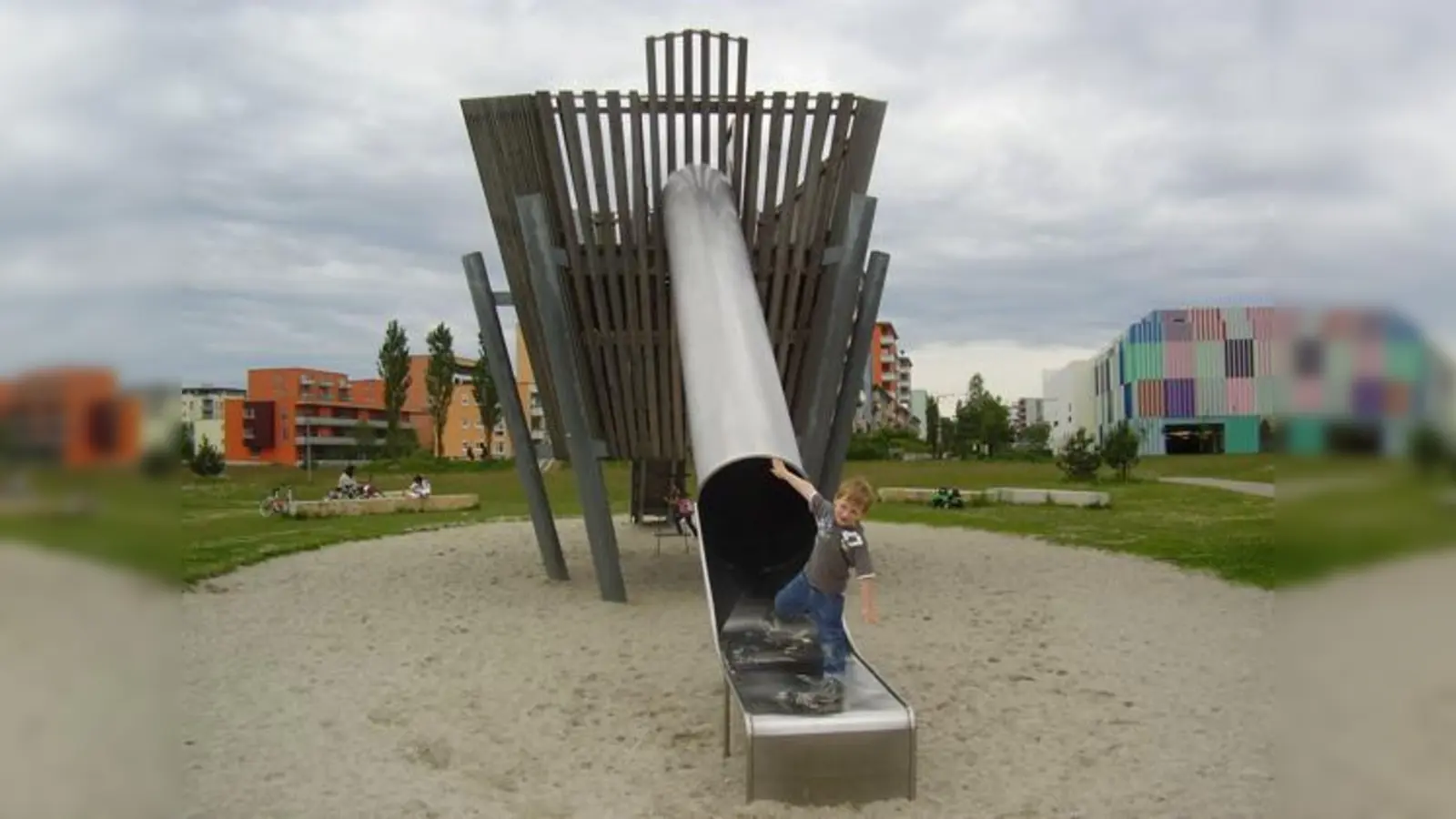 Großes Risiko auf Kinderspielplätzen: Kaum eine Rutsche konnte die Anforderungen im Test erfüllen.  (Foto: js)
