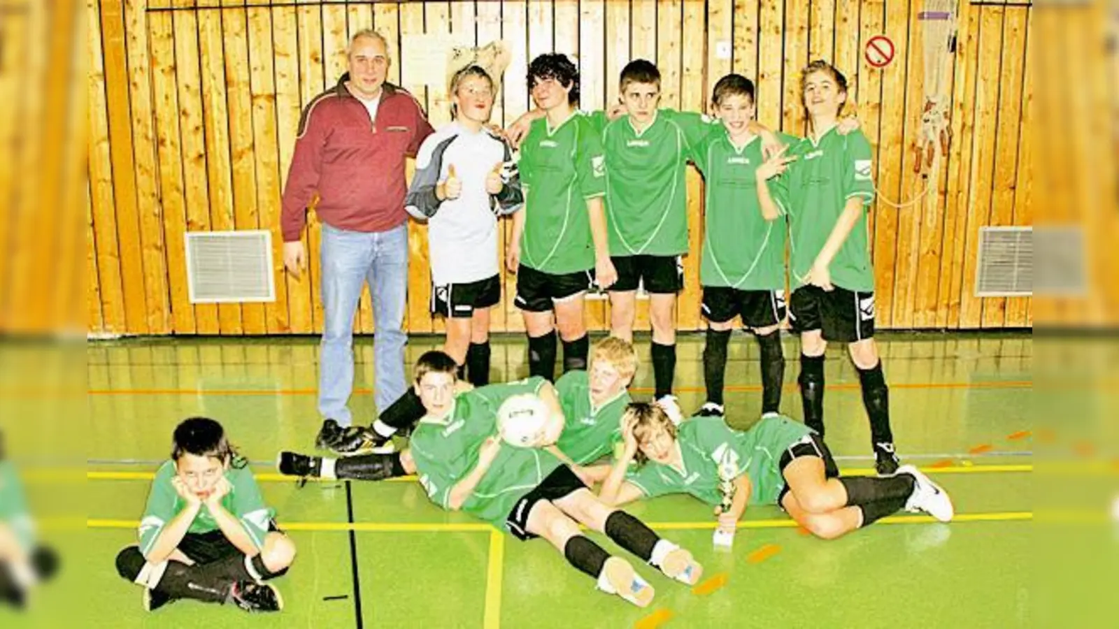 Die Spieler des Jahrgangs 1996 zeigten sich beim Hallenturnier gegen Riedmoos erfolgreich.	 (Foto: Privat)
