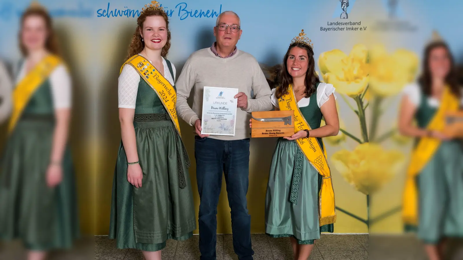 Der Hallbergmooser Imker Bruno Willing mit der bayerischen Honigkönigin Elena Eberl (r.) und der bayerischen Honigprinzessin Anja Bürzer samt seiner Goldmedaille und graviertem Stockmeißel. (Foto: LVBI)