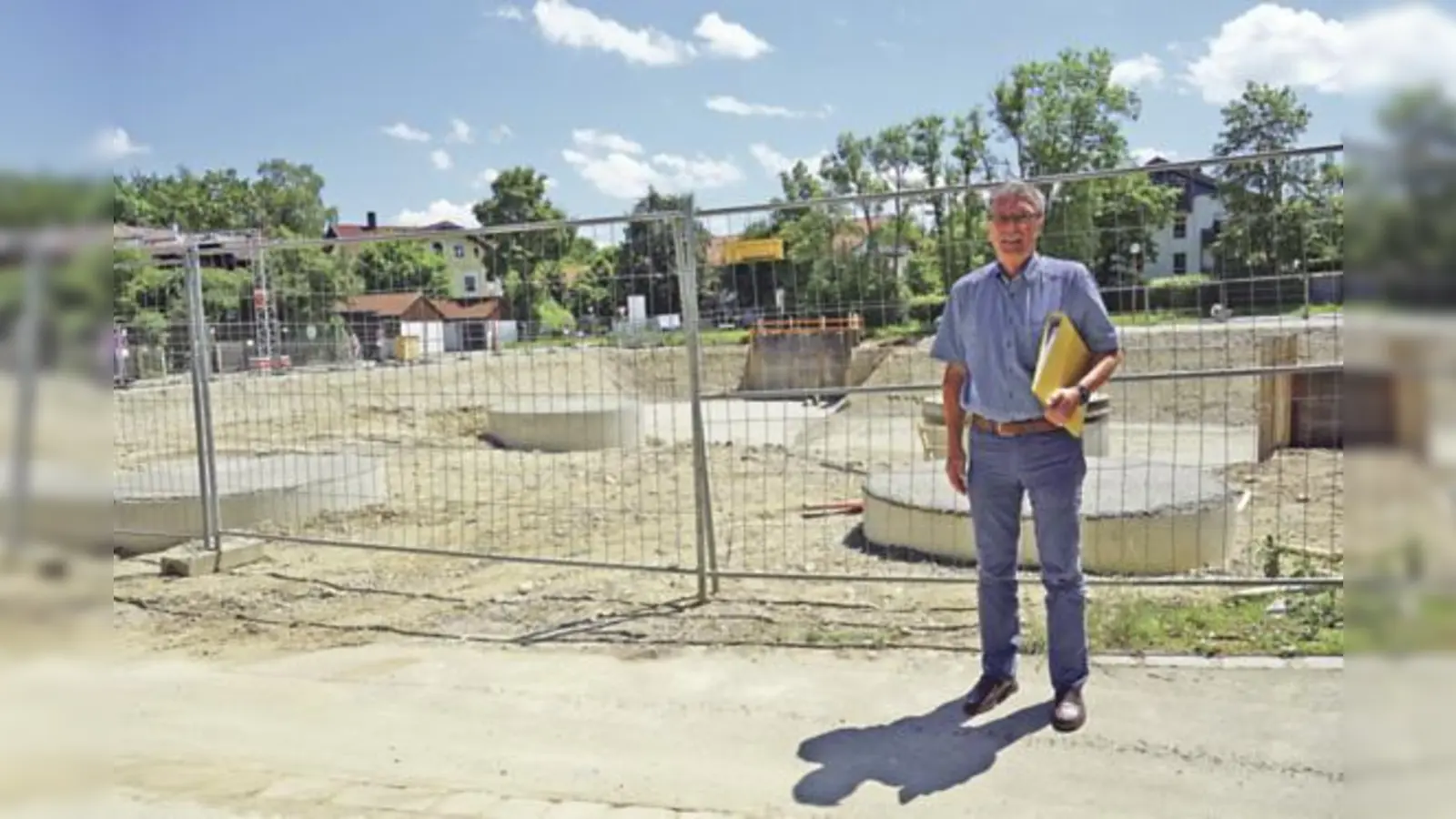Jürgen Hoerner, Vorsitzender der Alzheimer Gesellschaft Landkreis München, vor dem Bauplatz, auf dem jetzt die erste Demenz-WG im Hachinger Tal gebaut wird. Fertigstellung ist Ende 2017 geplant.	 (Foto: hw)