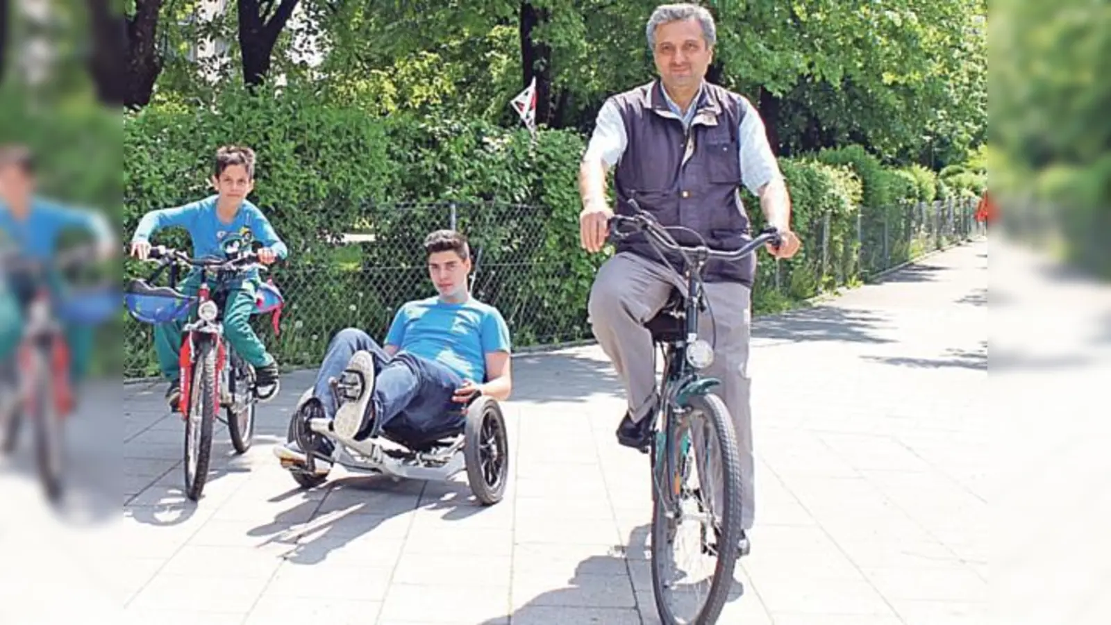 Radeln über Garching nach Hasenbergl: Zekeriya Akgün (r.) und sein Sohn Bilal (l.) sowie ihr Freund Hüseyin Can Kartal.	 (Foto: ch)