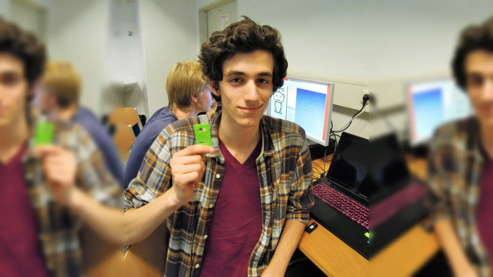 Der Schüler Justus Zwerger hat ein Programm für den 3-D-Drucker geschrieben, der dann das Logo des Klenzegymnasiums in Kunststoff gegossen hat. (Foto: jb)