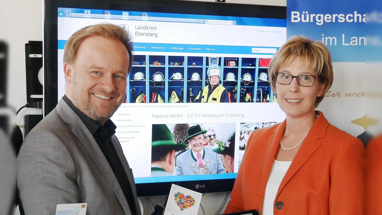 Große Förderer des Ehrenamts: Landrat Robert Niedergesäß und die Ehrenamtsbeauftragte des Landkreises Ebersberg Sabine Meyer.  (Foto: Landratsamt Ebersberg)