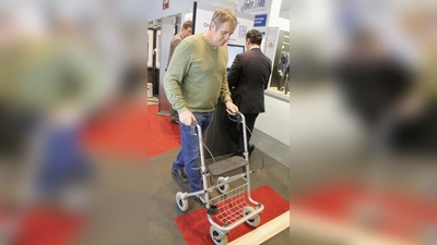 Für Menschen, die einen Rollator benutzen, können schon geringe Schwellenhöhen eine Stolpergefahr bedeuten. Die schwellenlose Passierbarkeit ist hier von enormer Wichtigkeit für das tägliche Vorankommen. (Foto: epr/ ift Rosenheim)